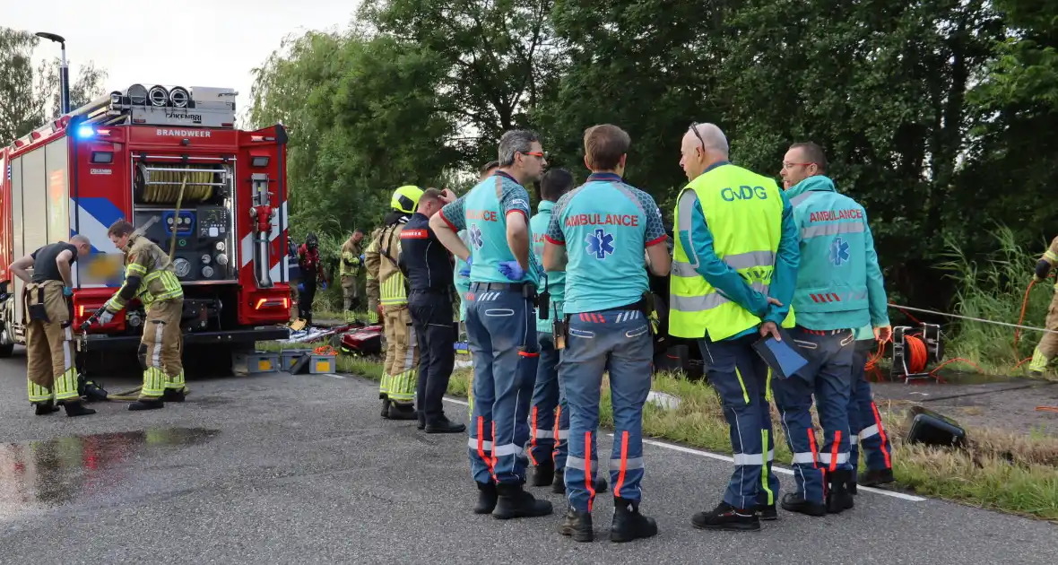 Auto te water in vroeg ochtenduur - Foto 5