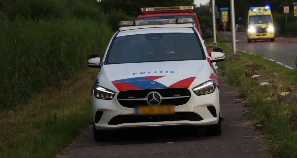 Auto te water in vroeg ochtenduur - Foto 6
