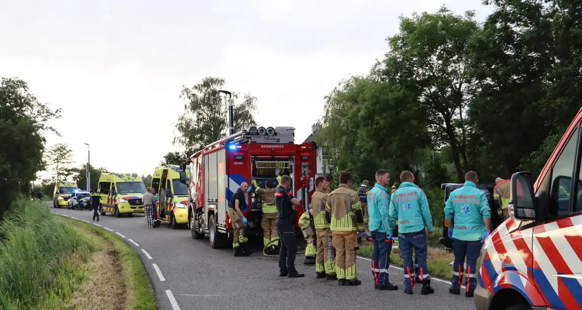 Auto te water in vroeg ochtenduur - Foto 7