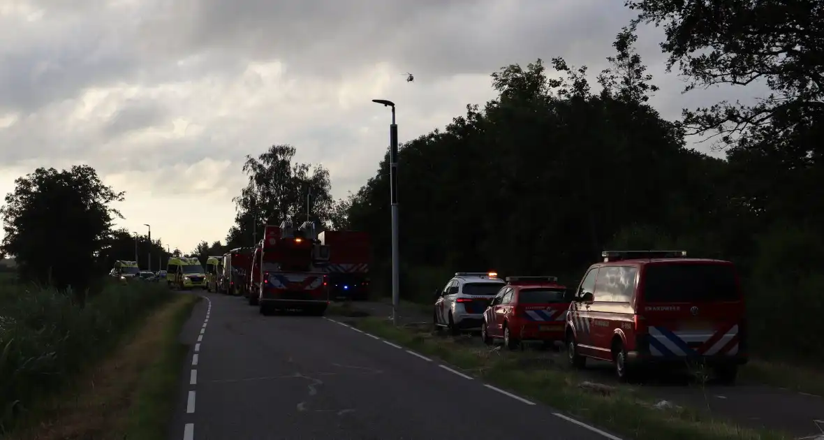 Auto te water in vroeg ochtenduur - Foto 8
