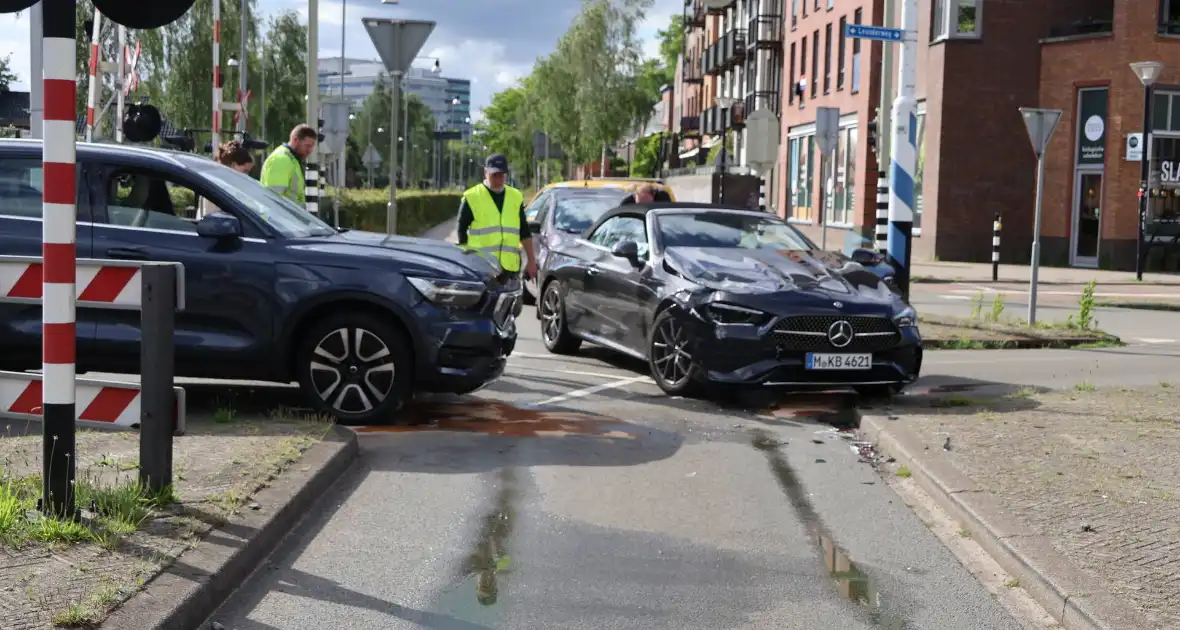 Botsing tussen twee auto's leidt tot verkeershinder