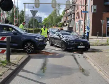 Botsing tussen twee auto's leidt tot verkeershinder
