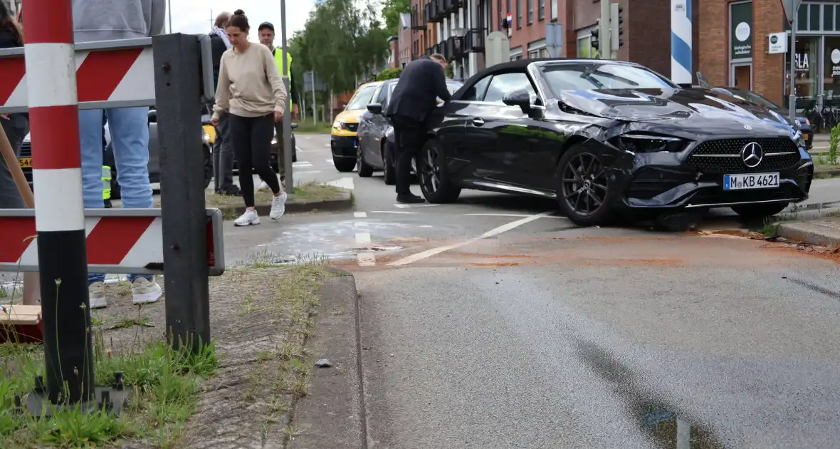 Botsing tussen twee auto's leidt tot verkeershinder - Foto 1