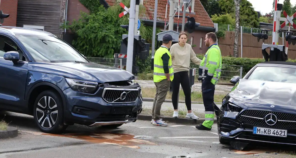 Botsing tussen twee auto's leidt tot verkeershinder - Foto 10