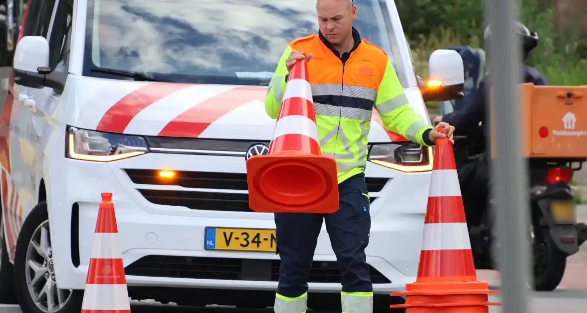 Botsing tussen twee auto's leidt tot verkeershinder - Foto 11