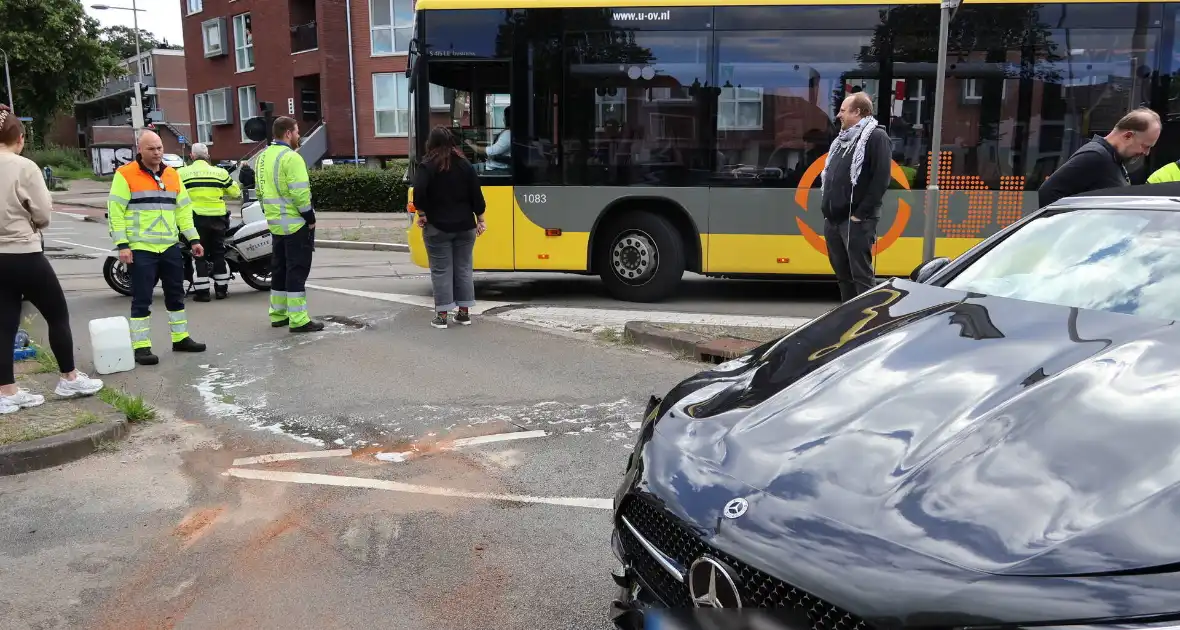 Botsing tussen twee auto's leidt tot verkeershinder - Foto 2