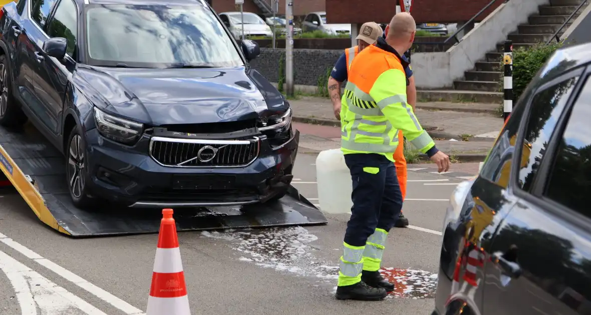 Botsing tussen twee auto's leidt tot verkeershinder - Foto 3