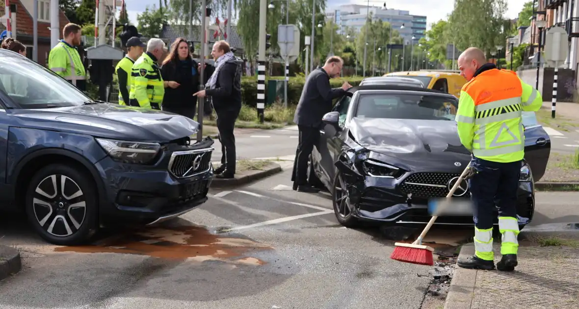 Botsing tussen twee auto's leidt tot verkeershinder - Foto 5