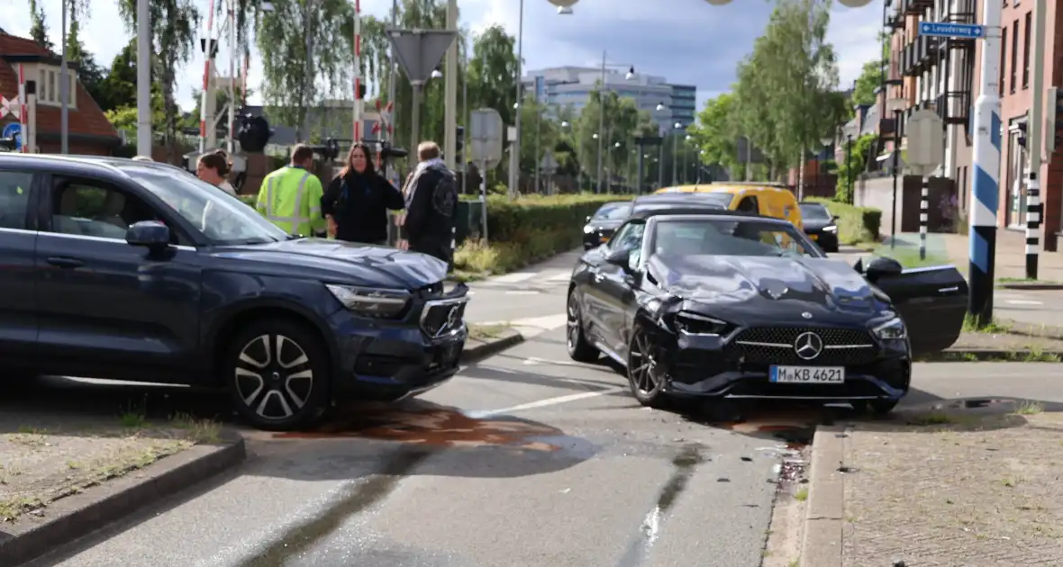 Botsing tussen twee auto's leidt tot verkeershinder - Foto 6