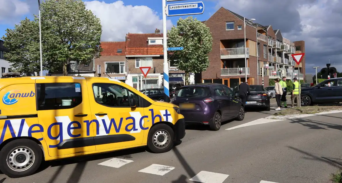 Botsing tussen twee auto's leidt tot verkeershinder - Foto 7