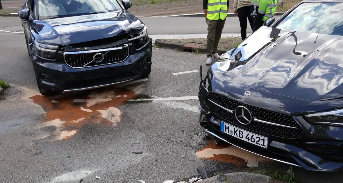 Botsing tussen twee auto's leidt tot verkeershinder - Foto 8