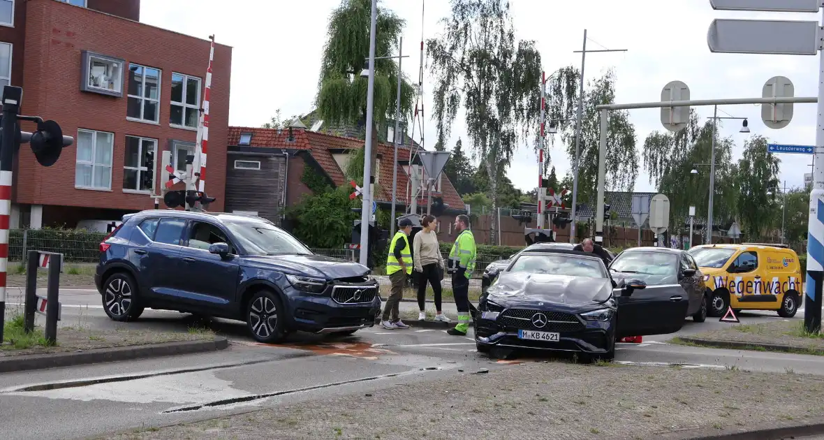 Botsing tussen twee auto's leidt tot verkeershinder - Foto 9