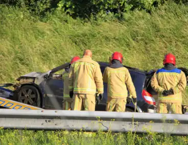 Auto volledig uitgebrand op snelweg