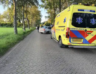 Auto botst op boom, één gewonde