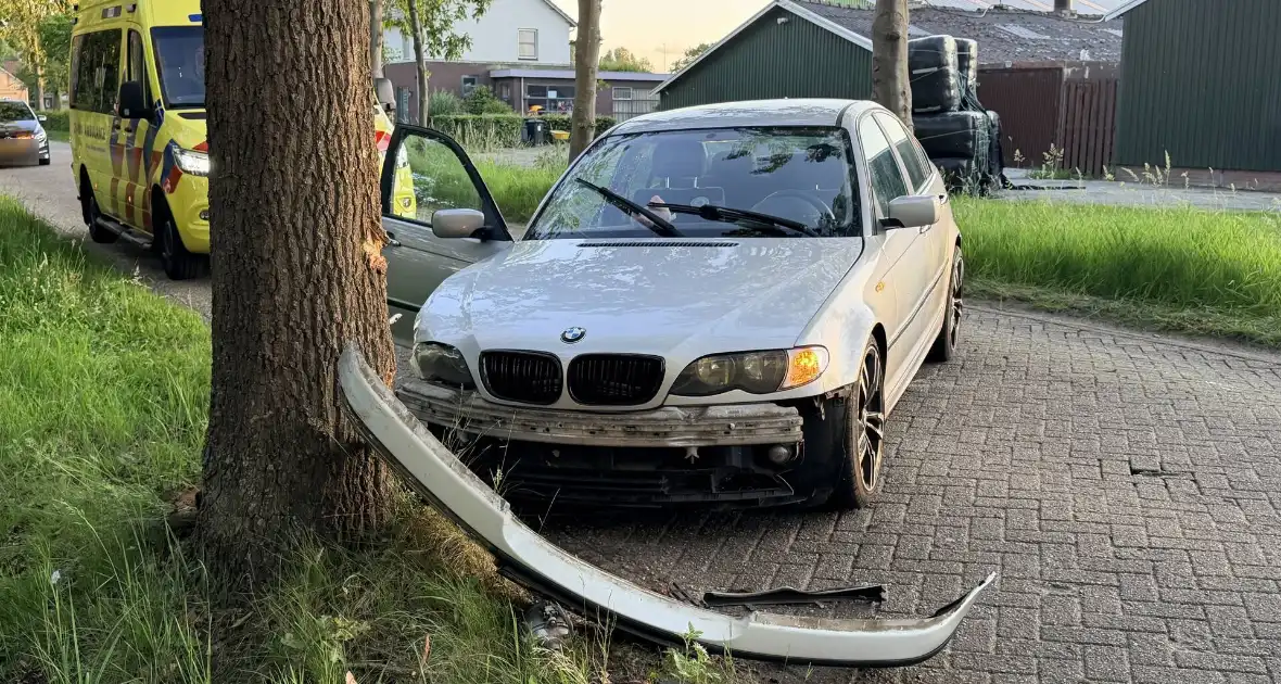 Auto botst op boom, één gewonde - Foto 2