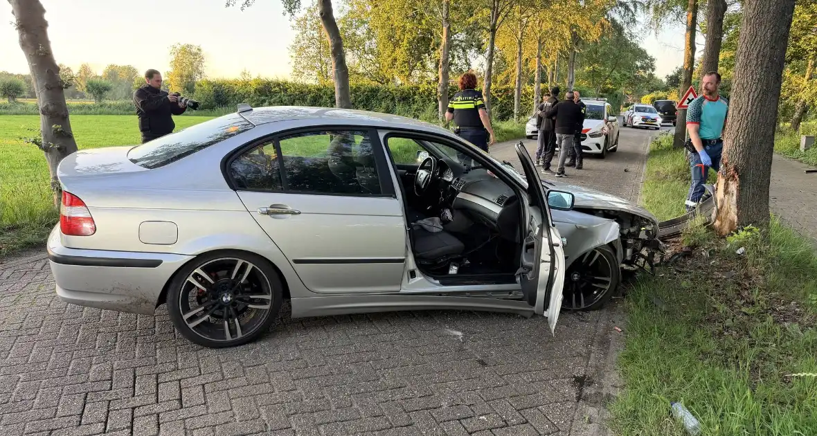 Auto botst op boom, één gewonde - Foto 3