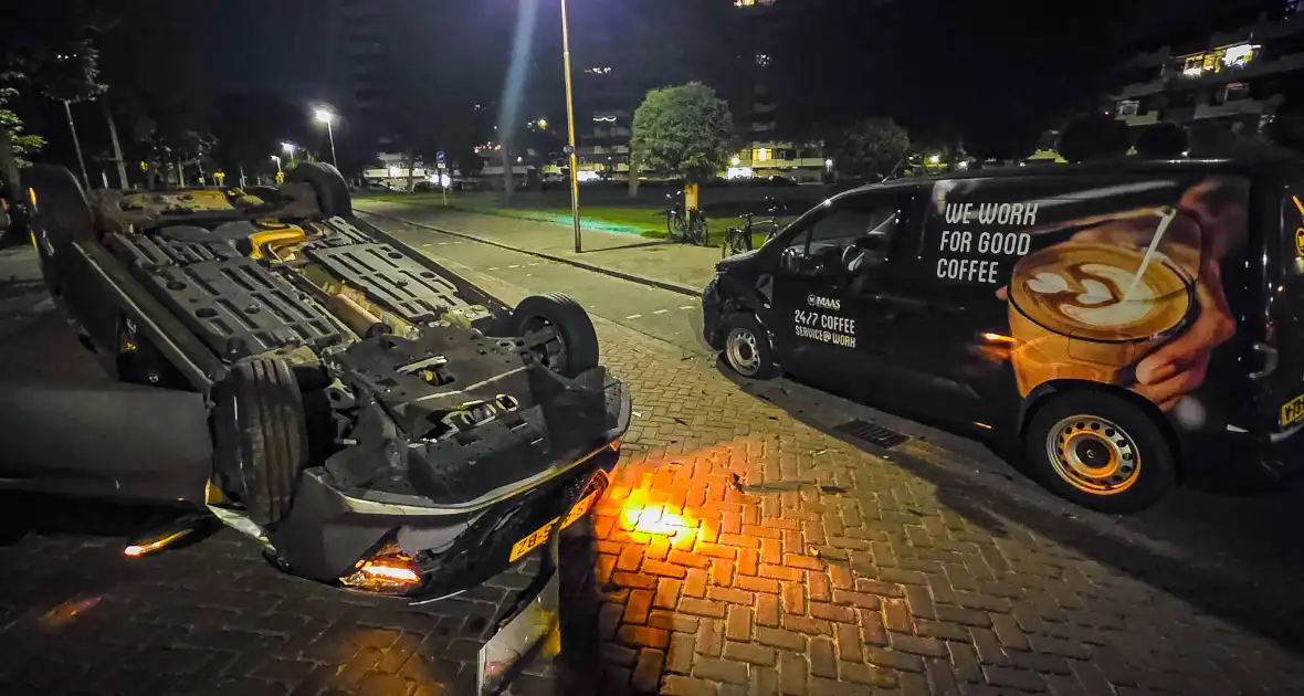 Aanhouding na botsing, auto op op zijn kop
