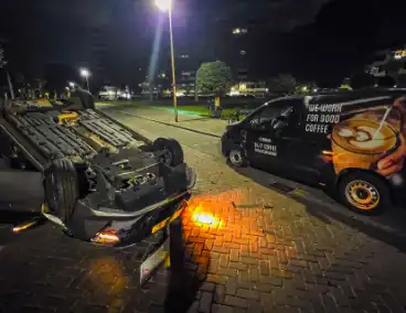 Aanhouding na botsing, auto op op zijn kop