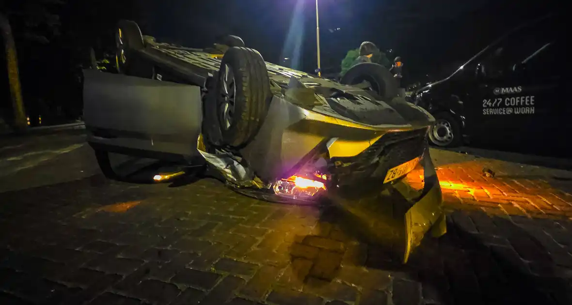 Aanhouding na botsing, auto op op zijn kop - Foto 1
