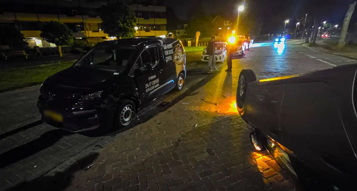 Aanhouding na botsing, auto op op zijn kop - Foto 2