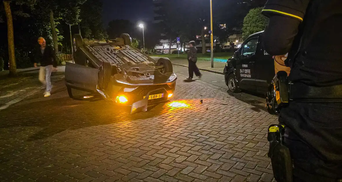 Aanhouding na botsing, auto op op zijn kop - Foto 3