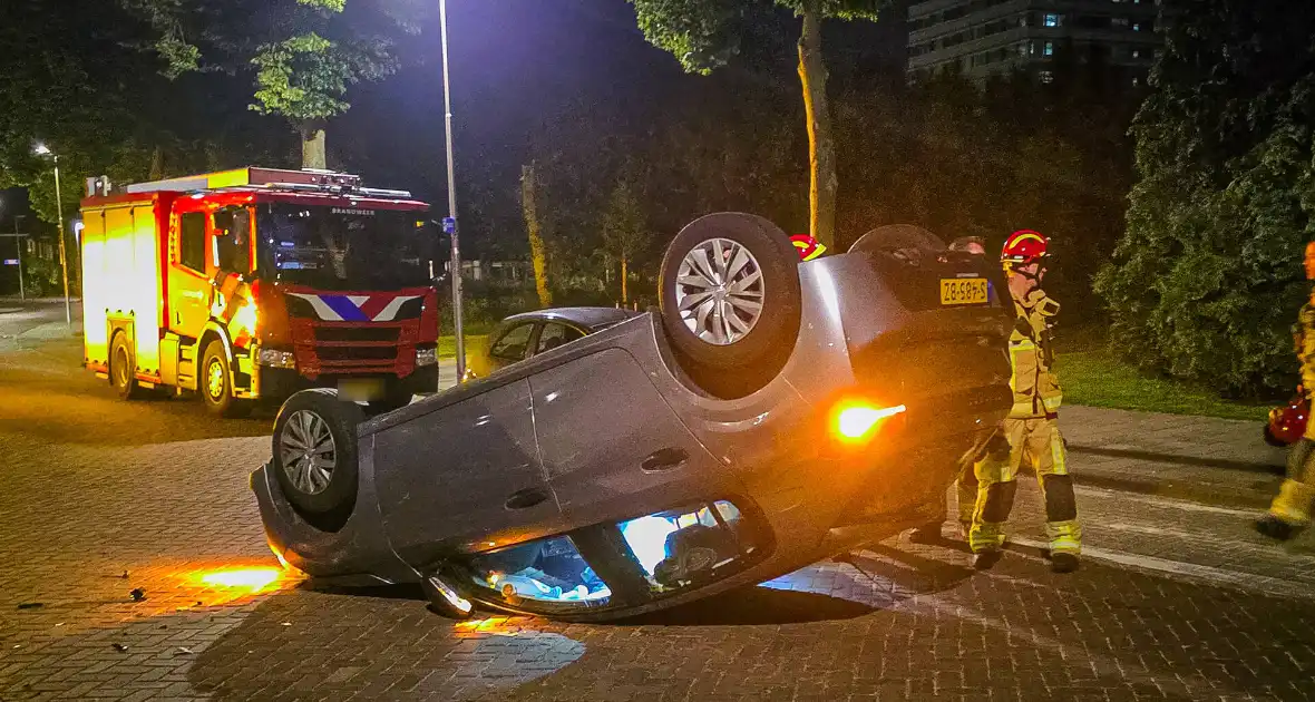 Aanhouding na botsing, auto op op zijn kop - Foto 4
