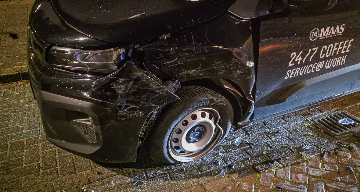 Aanhouding na botsing, auto op op zijn kop - Foto 6