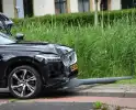 Automobilist verliest controle en botst tegen lantaarnpaal