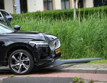 Automobilist verliest controle en botst tegen lantaarnpaal