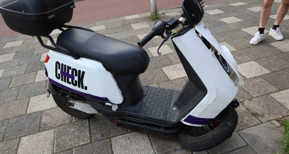 Deelscooter zwaar beschadigd na aanrijding