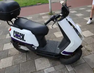 Deelscooter zwaar beschadigd na aanrijding