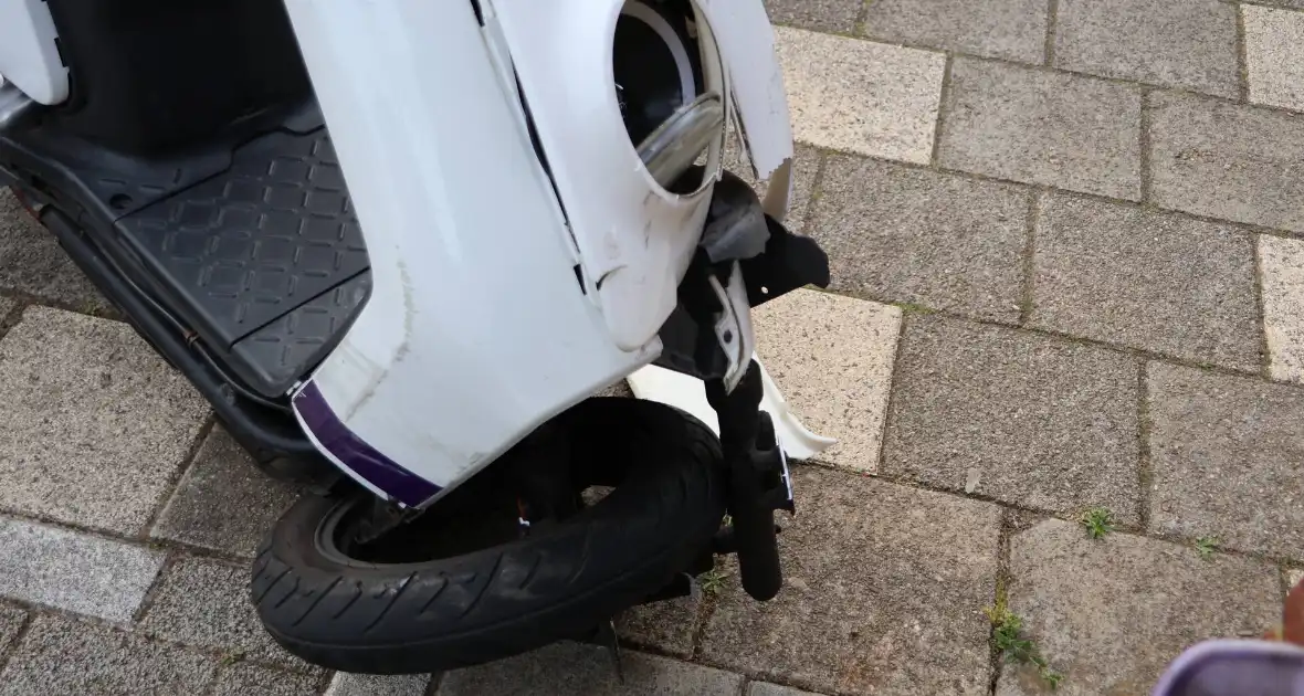 Deelscooter zwaar beschadigd na aanrijding - Foto 1