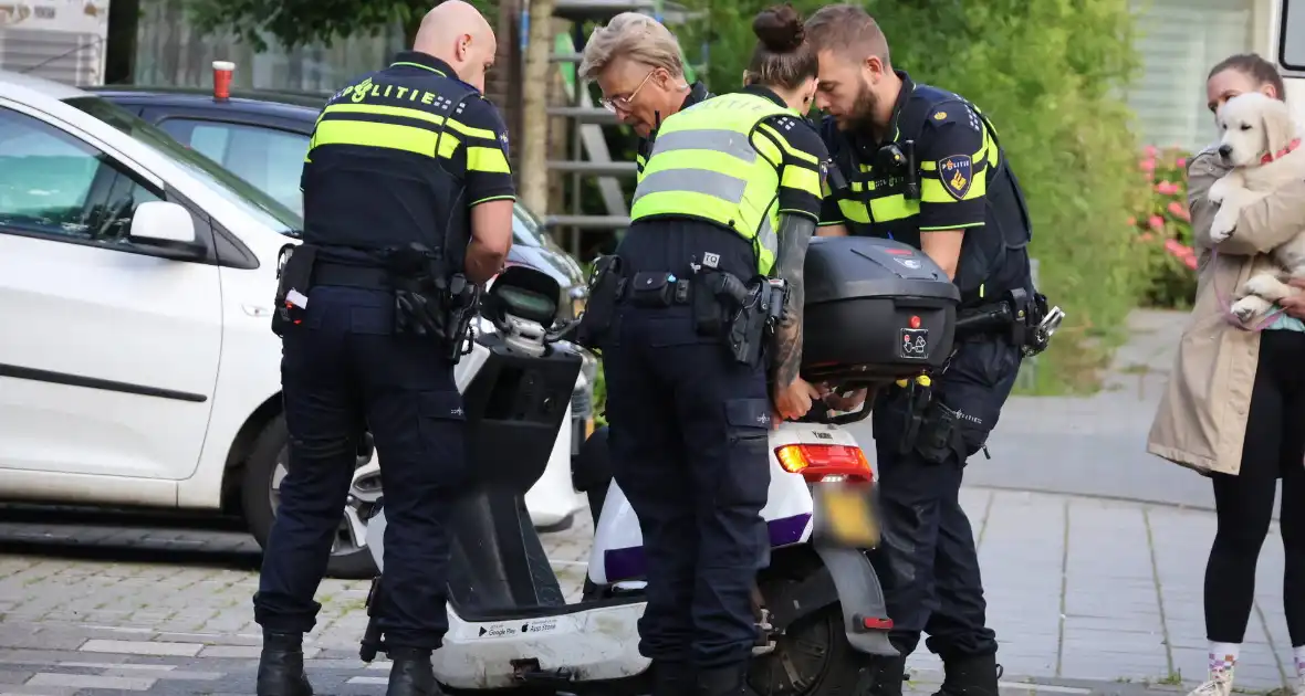 Deelscooter zwaar beschadigd na aanrijding - Foto 6
