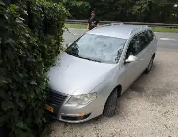 Auto botst tegen hekwerk na ongeval