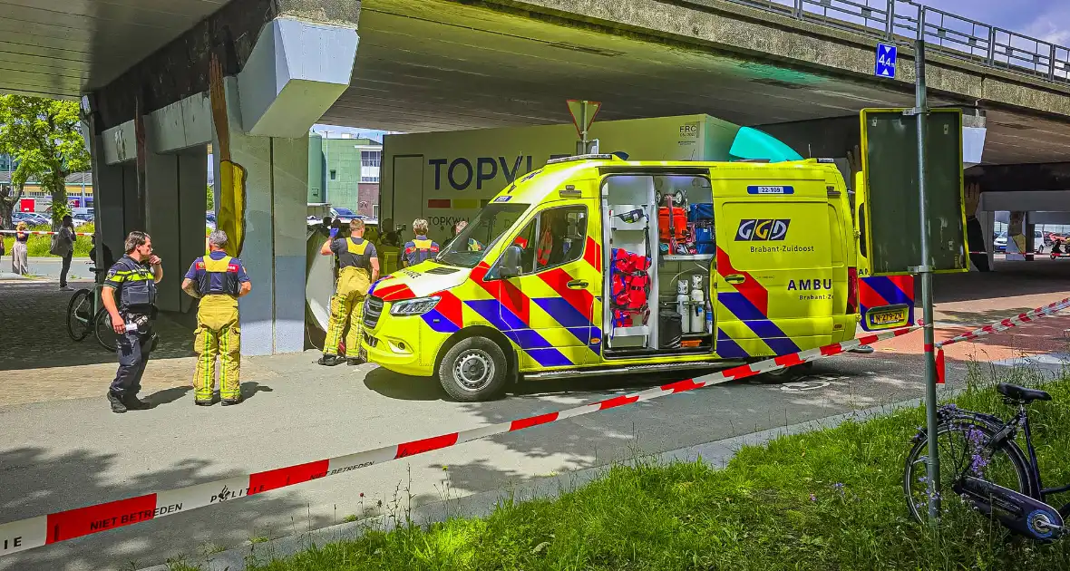 Fietser raakt zwaargewond bij aanrijding met vrachtwagen - Foto 1