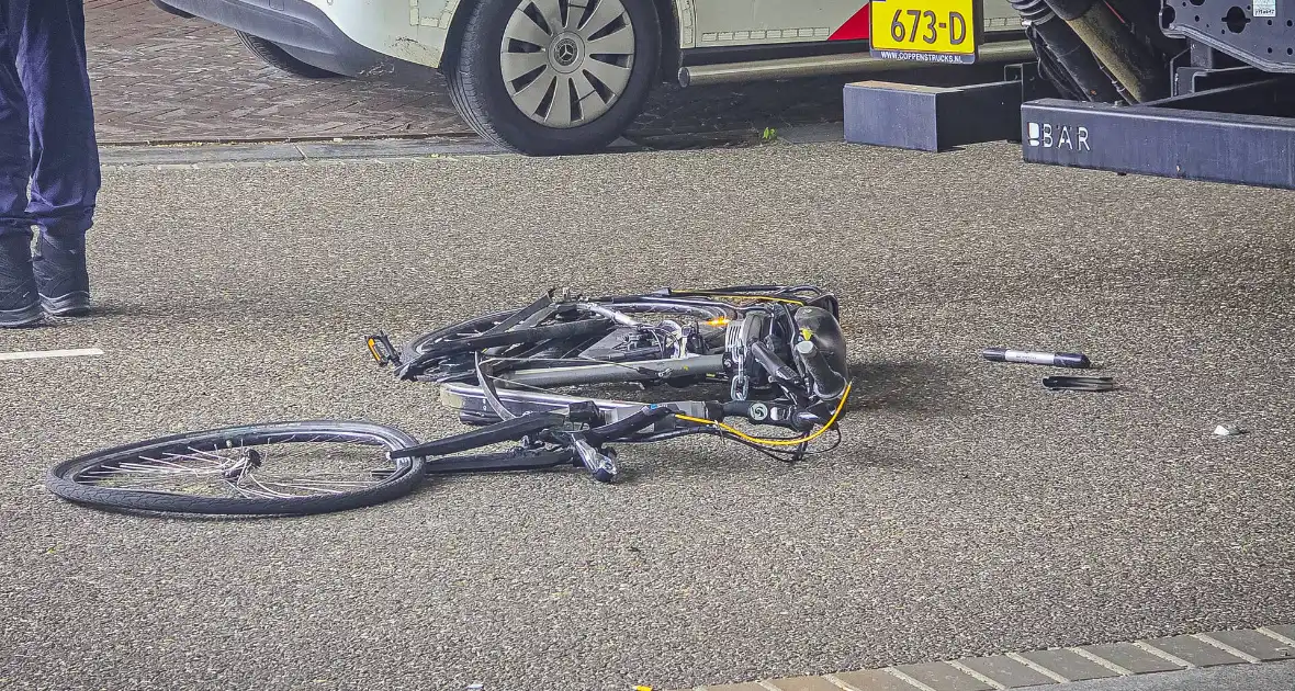 Fietser raakt zwaargewond bij aanrijding met vrachtwagen - Foto 10