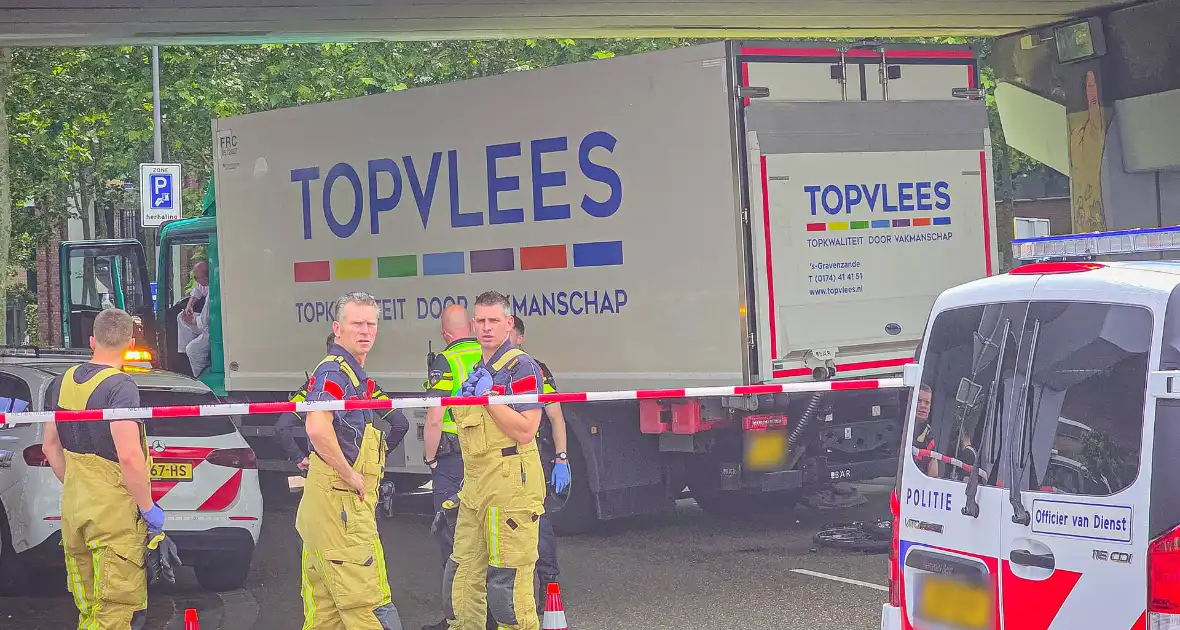 Fietser raakt zwaargewond bij aanrijding met vrachtwagen - Foto 2