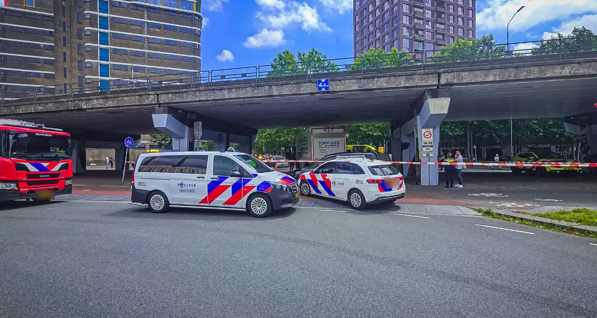 Fietser raakt zwaargewond bij aanrijding met vrachtwagen - Foto 3