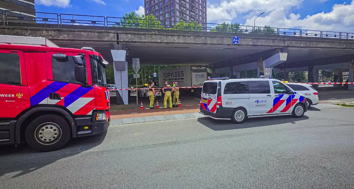 Fietser raakt zwaargewond bij aanrijding met vrachtwagen - Foto 4