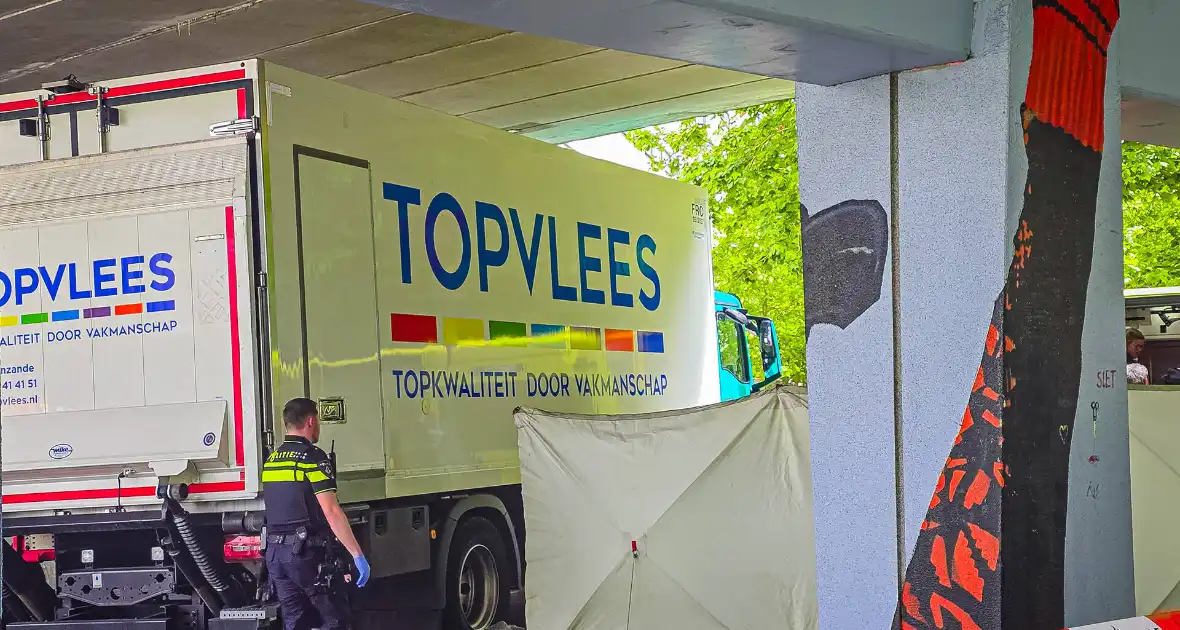 Fietser raakt zwaargewond bij aanrijding met vrachtwagen - Foto 5