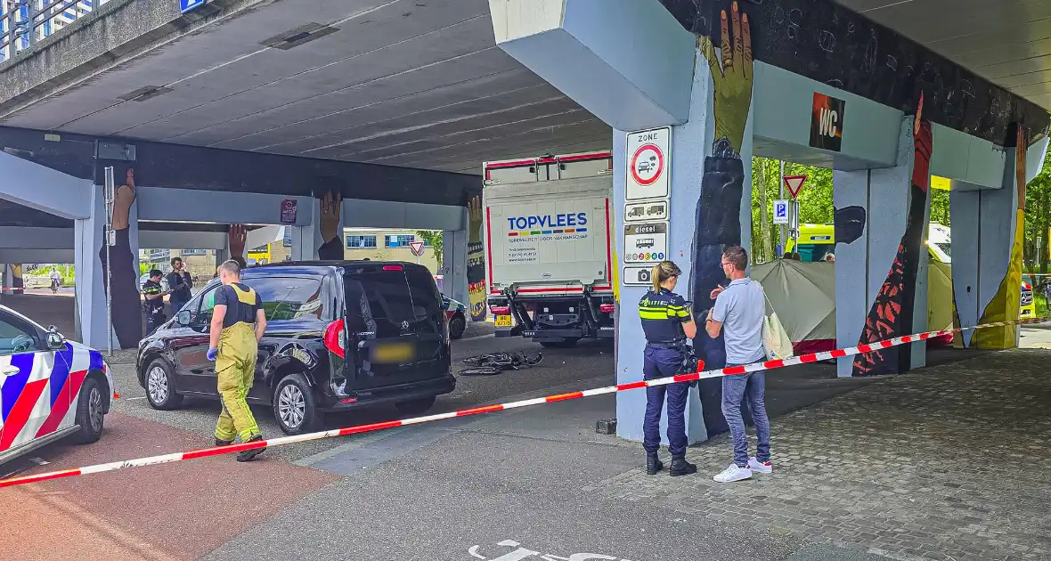 Fietser raakt zwaargewond bij aanrijding met vrachtwagen - Foto 6