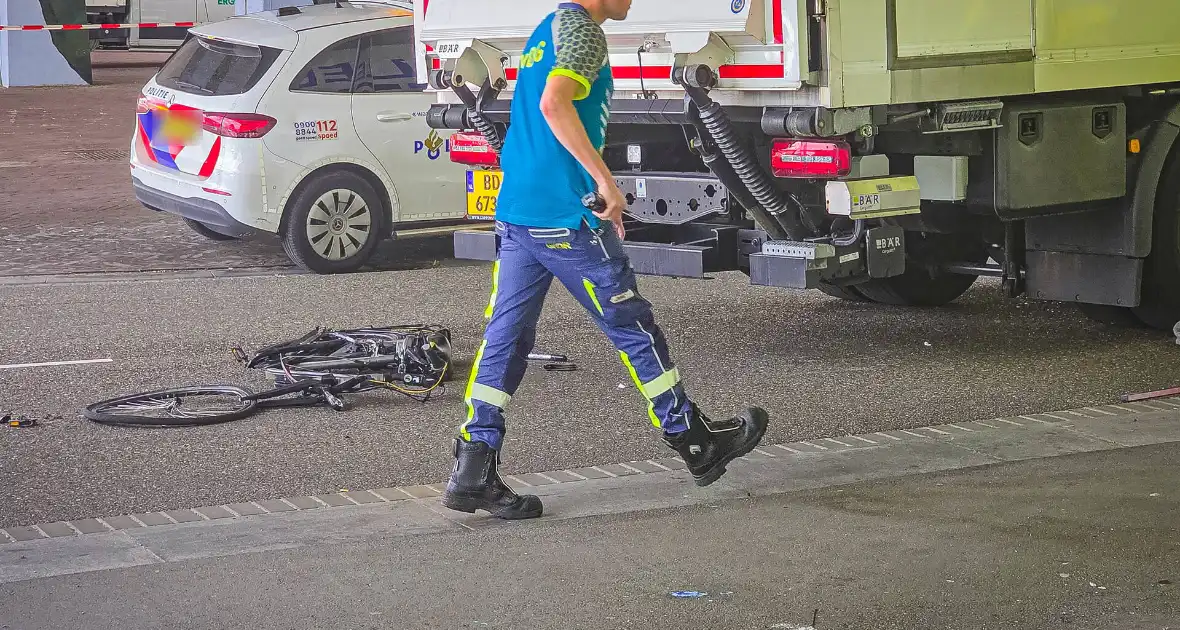 Fietser raakt zwaargewond bij aanrijding met vrachtwagen - Foto 7