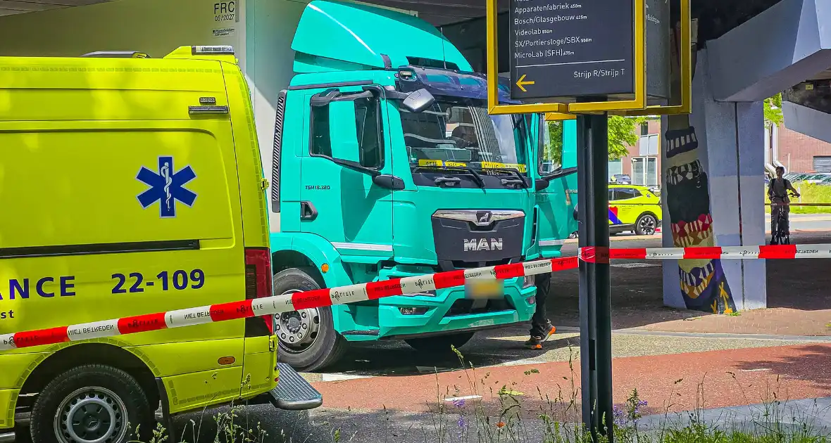 Fietser raakt zwaargewond bij aanrijding met vrachtwagen - Foto 8