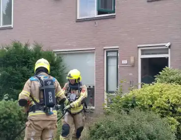 Brandweer blust woningbrand in Velp