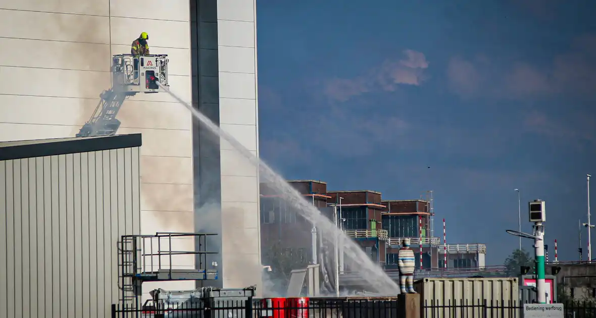 Brand in zeecontainer zorgt voor grote inzet van brandweer