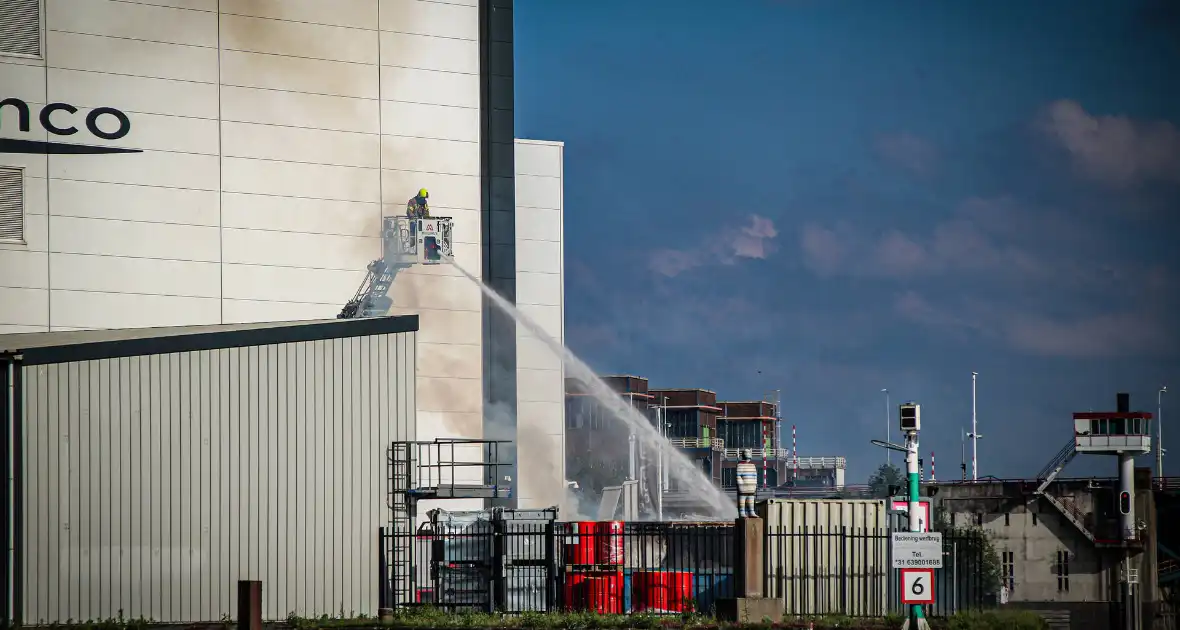 Brand in zeecontainer zorgt voor grote inzet van brandweer - Foto 2