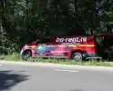 Busje raakt van de weg en komt in sloot terecht