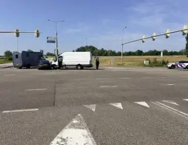 Botsing tussen bestelauto en Tesla zonder gewonden