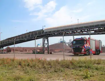 Brand in vaartuig bij ertsoverslagbedrijf