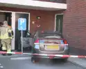 Automobilist ramt muur van appartementencomplex